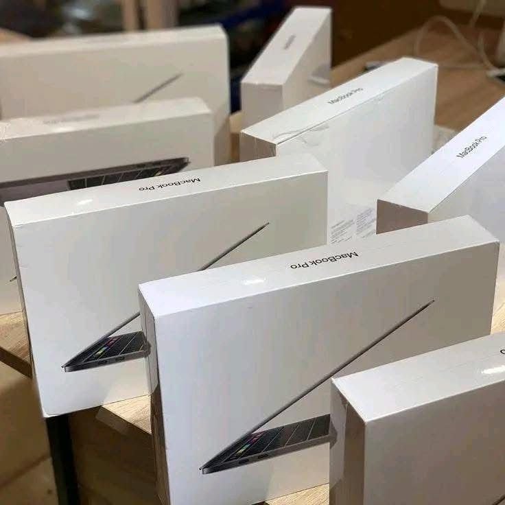 Wholesale MacBook Air & Pro Pallet (15 Pieces)